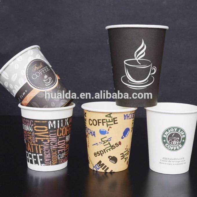 機械を形作る小型使い捨て可能な紙コップのコーヒー カプセル
