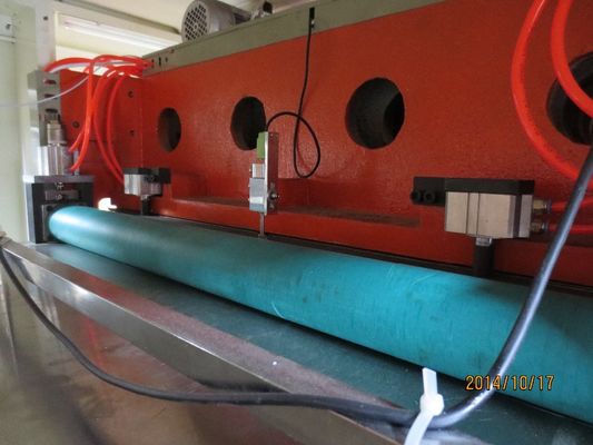 380ボルトの自動ペーパー ローラーの型抜き機械90から140回/分 サプライヤー