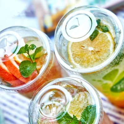コーヒー カップのプラスチックふた機械、コップ カバー機械5000 * 1600 * 2100のMm次元 サプライヤー